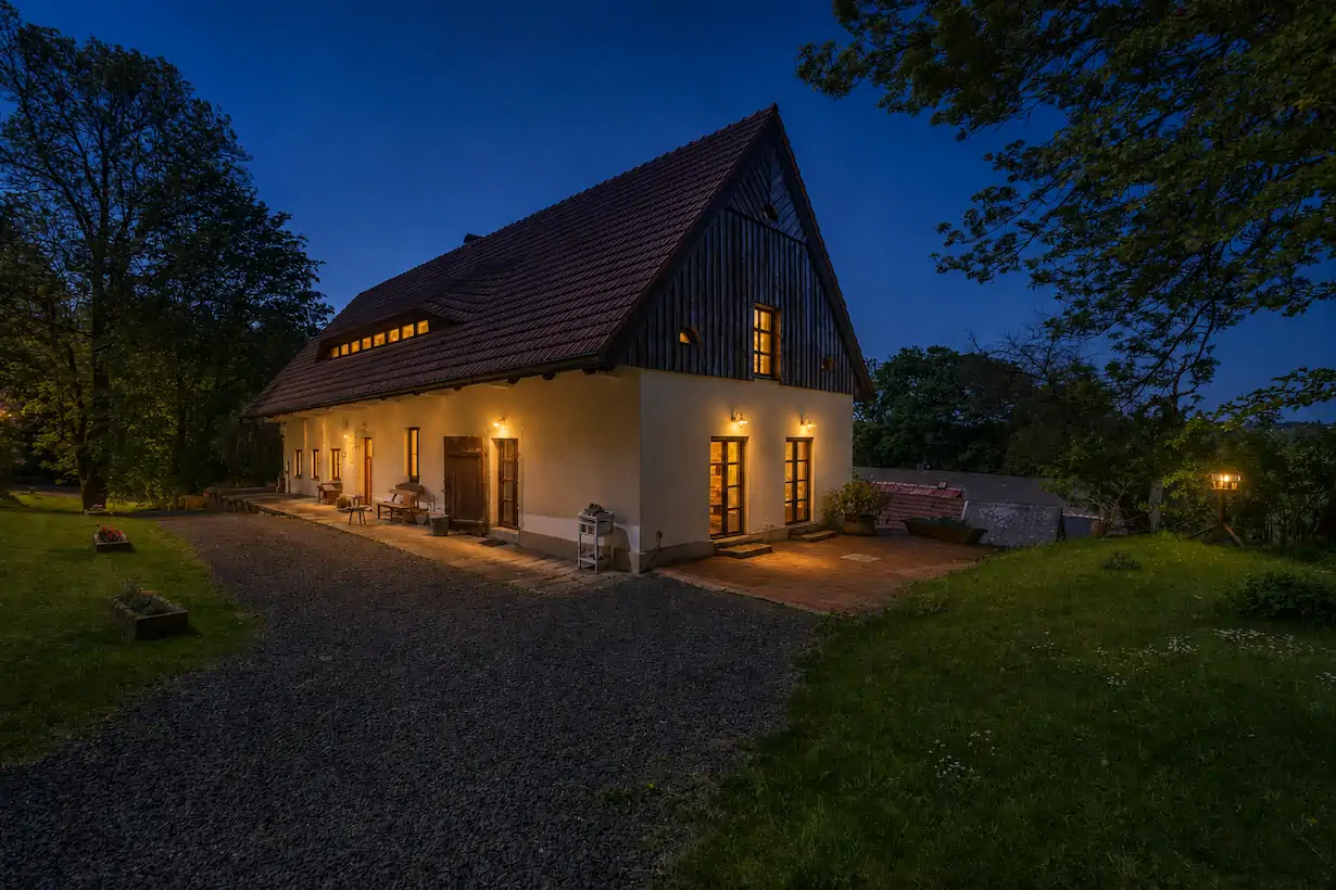 Oświetlony dom nocą